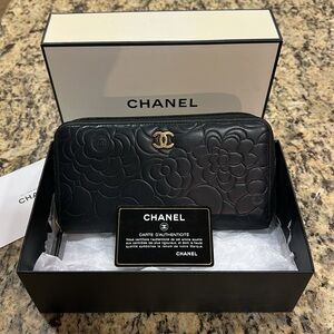 CHANEL Black leather Floral Camellia Embossed Wallet CC Gold Logo